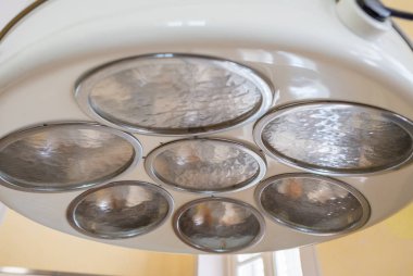 Operasyon odasında cerrahi lambalar. Tıp, sağlık ve hastane c