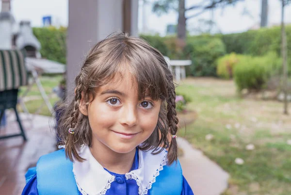 Junges Mädchen bereitet sich auf den Besuch der Grundschule vor — Stockfoto
