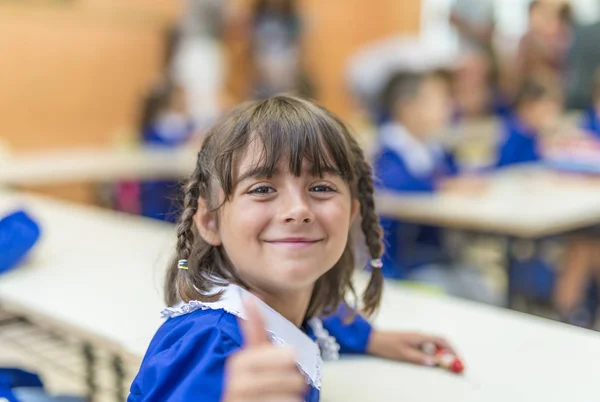 Chica joven en la escuela para el primer día de primaria — Foto de Stock