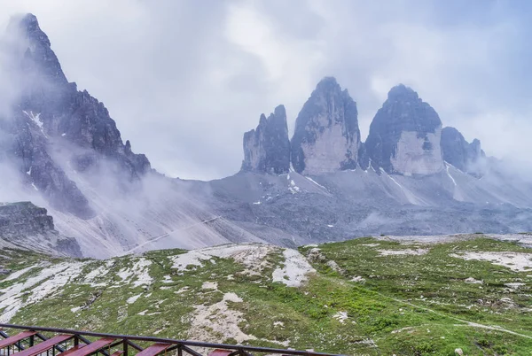 Tres picos de Lavaredo al atardecer de verano, Dolomitas italianas — Foto de Stock