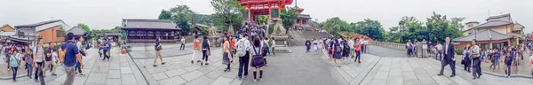 京都议定书-2016 年 5 月 30 日︰ 游客参观的佛教寺庙。京都议定书是 — 图库照片