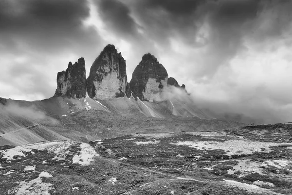 Três picos de Lavaredo no pôr-do-sol de verão, Dolomitas italianas — Fotografia de Stock