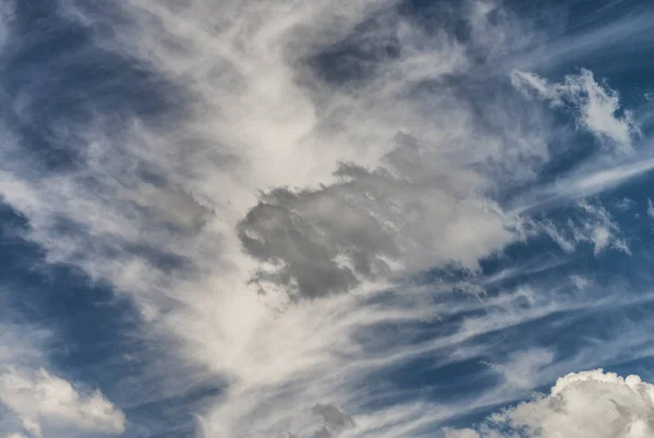 Mooie blauwe lucht met wolken — Stockfoto