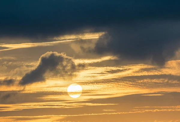 Wunderschöner Himmel bei Sonnenuntergang, gelbe und orangefarbene Farben — Stockfoto