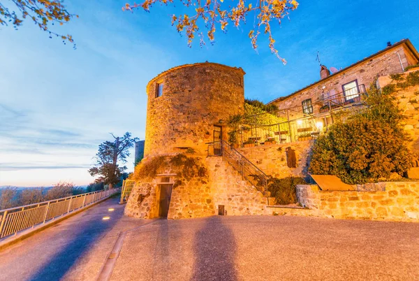 Monticchiello, Toscana. Arquitectura medieval al atardecer —  Fotos de Stock