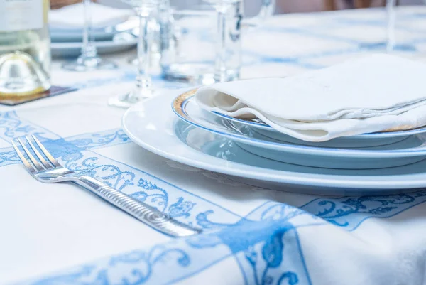 Apparecchiatura tavola con piatti bianchi, posate vintage, tovaglioli di lino — Foto Stock