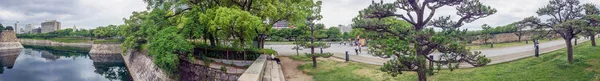 Osaka - 26 maj 2016: Turister i Osaka slottspark. Osaka är en — Stockfoto