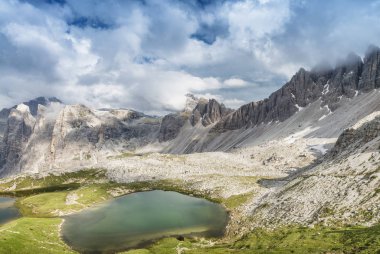 Yüksek tepeler, İtalyan Dolomites ortasında güzel göl