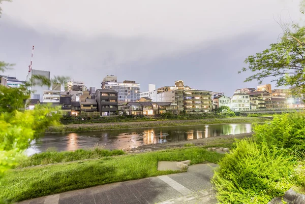 Kioto edificios a lo largo del río de la ciudad por la noche, Japón — Foto de Stock