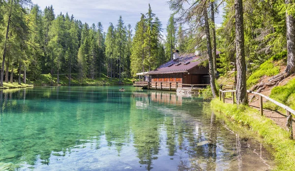 Beau lac au milieu de hauts sommets, Dolomites italiennes — Photo