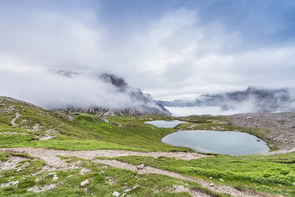 Krásné jezero mezi hory Dolomity, Itálie — Stock fotografie