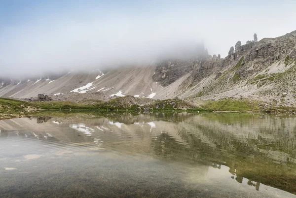 Beau lac au milieu de hauts sommets, Dolomites italiennes — Photo