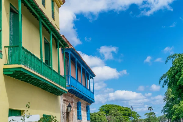 Kleurrijke architectuur in Habana, Cuba — Stockfoto