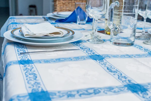 Cadre de table avec assiettes blanches, argenterie vintage, serviettes en lin — Photo