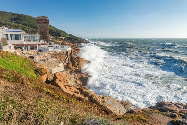 Calafuria, Leghorn - Italia. Antigua torre durante una tormenta en Tusc — Foto de Stock