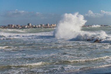 Bir kar fırtınası sırasında Toskana kayalık sahil