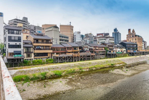 Klassische Kyoto-Architektur und Häuser entlang des Flusses, Japan — Stockfoto