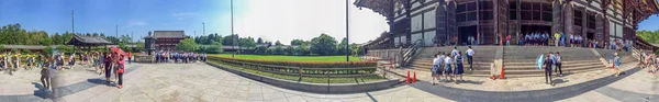 Nara - 31 mei 2016: Toeristen in Todai-Ji tempel. Nara is een maj — Stockfoto