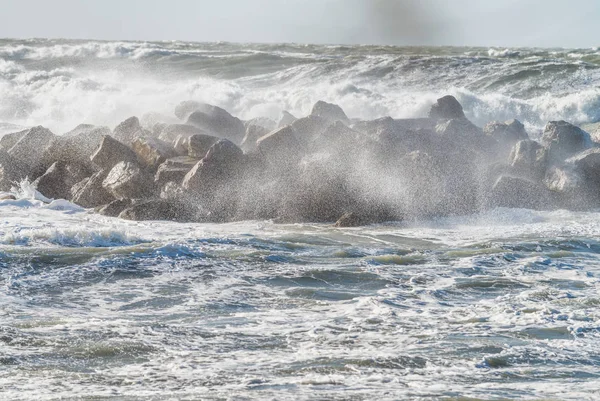 Tempestade marinha na temporada de inverno — Fotografia de Stock