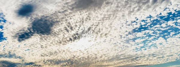 Panorámás kilátás nyílik a kék égen, kis felhők — Stock Fotó