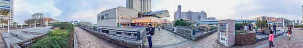 Tokyo - 20 maj 2016: Turister i Odaiba — Stockfoto