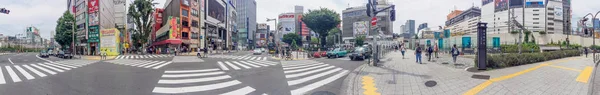 Tourists in Shinjuku streets in Tokyo — Stock Photo, Image