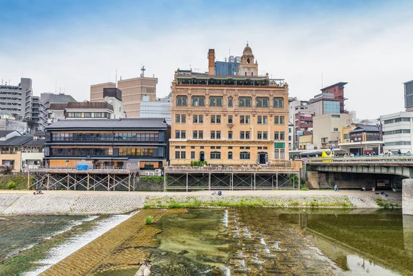 Arquitectura clásica de Kioto y casas a lo largo del río, Japón — Foto de Stock