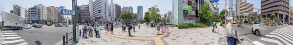 Touristen in der Nähe des Kachidoki-Bahnhofs in Tokio — Stockfoto