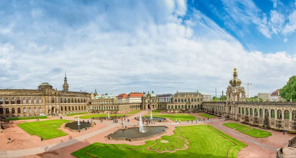 Panoramautsikt över Dresden Zwingerpalatset, Tyskland — Stockfoto