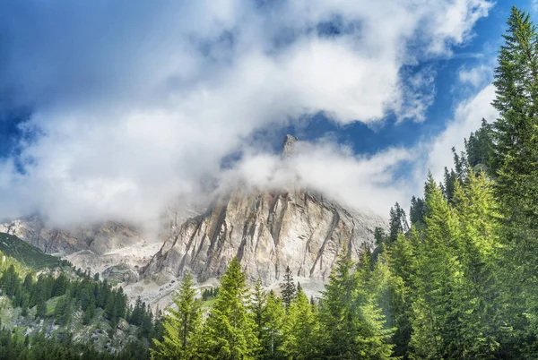 Hermosos picos de Dolomitas italianas en verano — Foto de Stock