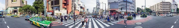 TOKIO - 1 DE JUNIO DE 2016: Turistas en Shibuya Crossing. Tokio attrac — Foto de Stock