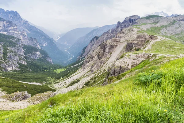 Belos picos de Dolomitas italianas no verão — Fotografia de Stock