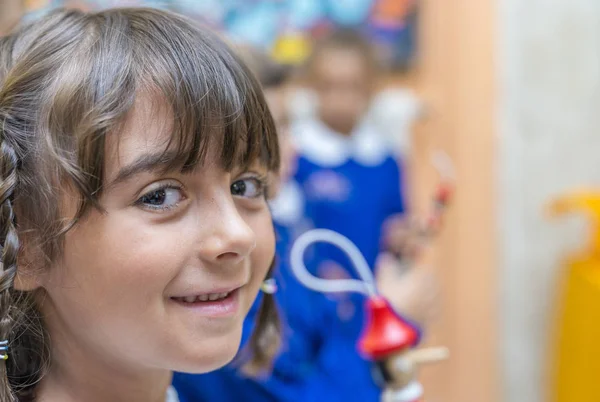 Chica joven en la escuela para el primer día de primaria —  Fotos de Stock