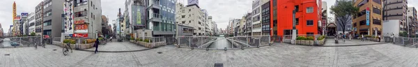 Osaka - 26 maja 2016 roku: Turyści w Dotombori. Osaka jest głównym w — Zdjęcie stockowe