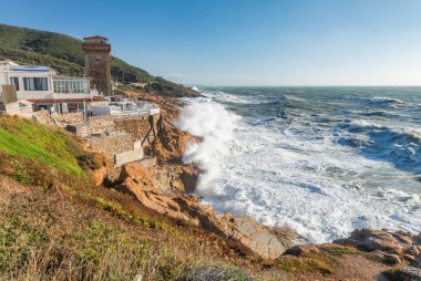 Calafuria, Livorno - İtalya. Tusc bir fırtına sırasında eski kule