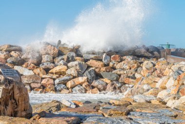 Bir kar fırtınası sırasında Toskana kayalık sahil