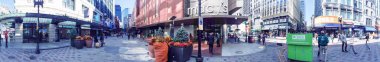 Boston - Ekim 2015: Turist şehir sokaklar boyunca. Boston attra