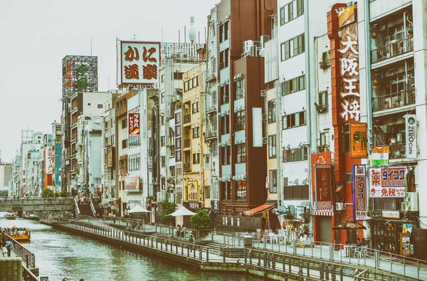 Osaka - 26 Mayıs 2016: Tarih 26 Mayıs 2016 yılında Dotonbori, reklam panoları — Stok fotoğraf