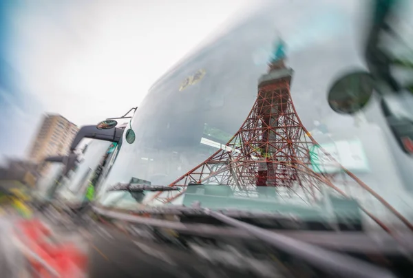 Tokyo - 18 maj 2016: Tokyo Tower reflektioner på en buss fönster. T — Stockfoto