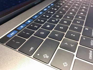 Massa, İtalya - 13 Aralık 2016: Yeni Macbook Pro ile dokunmatik bar