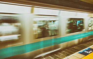 Tokyo - 20 Mayıs: istasyonda 2 Mayıs'ta hareket Tokyo Metro tren