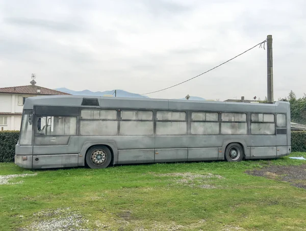 Antiguo autobús militar abandonado en un prado —  Fotos de Stock