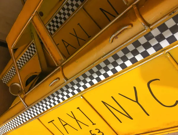 НЬЮ-ЙОРК - ОКТЯБРЬ 2015: Старая клетчатая табличка такси. This is t — стоковое фото