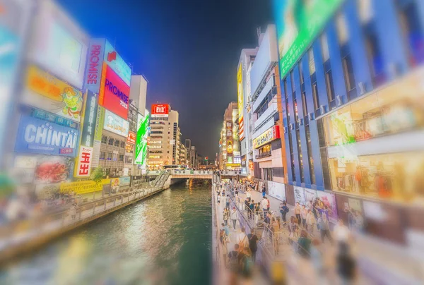 OSAKA, JAPAN - MAY 28, 2016: Dotonbori district of Osaka at nigh — Stock Photo, Image