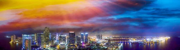 Centro de Miami al atardecer, vista panorámica aérea —  Fotos de Stock