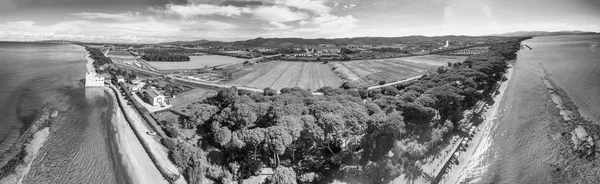 Vista aérea panorâmica da costa da Toscana na época de verão, Ita — Fotografia de Stock