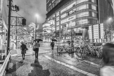 Yağmurlu bir gecede, Japonya Osaka sokakları