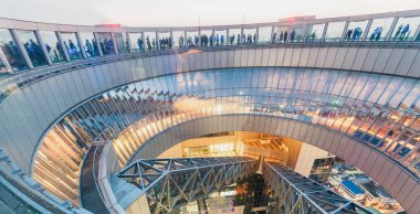 Gece şehir manzaralı muhteşem panoramik modern Teras skyscra,