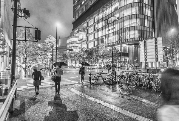 Osaka straten op een regenachtige avond, Japan — Stockfoto