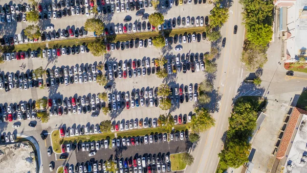 Büyük ve kalabalık otopark hava havai görünümü — Stok fotoğraf
